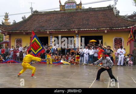 HAI DUONG, VIETNAM, September 18: Kampfkünste Praktiker Leistung traditionellen Kampfkünste auf September 18, 2013 in Hoi An Xuyen, Hai Duong, Vie Stockfoto