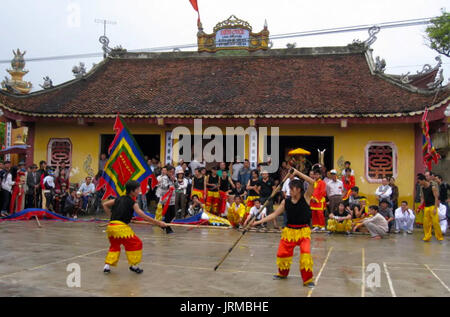 HAI DUONG, VIETNAM, September 18: Kampfkünste Praktiker Leistung traditionellen Kampfkünste auf September 18, 2013 in Hoi An Xuyen, Hai Duong, Vie Stockfoto