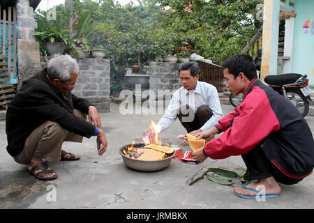 HAI DUONG, VIETNAM, Februar 07.: Eine ländliche Familie Verbrennen von votiv für Vorfahren auf Neues Jahr am Februar 07, 2013 in Hai Duong, Vietnam. Brennen von Beratung Stockfoto