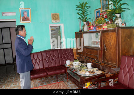 HAI DUONG, VIETNAM, Februar 07: Asiatische alter Mann mit Reis Kuchen zu Vorfahren am Neujahrstag am Februar 07, 2013 in Hai Duong, Vietnam. Dies ist eine Stockfoto