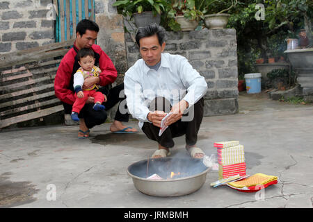 HAI DUONG, VIETNAM, Februar 07.: Eine ländliche Familie Verbrennen von votiv für Vorfahren auf Neues Jahr am Februar 07, 2013 in Hai Duong, Vietnam. Brennen von Beratung Stockfoto