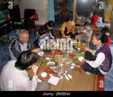 HAI DUONG, VIETNAM, Februar 07: Mahlzeit im neuen Im einer ländlichen Familie einer ländlichen Familie am Februar 07, 2013 in Hai Duong, Vietnam. Mahlzeiten das Neue Jahr mus Stockfoto