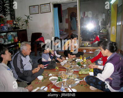 HAI DUONG, VIETNAM, Februar 07: Mahlzeit im neuen Im einer ländlichen Familie einer ländlichen Familie am Februar 07, 2013 in Hai Duong, Vietnam. Mahlzeiten das Neue Jahr mus Stockfoto