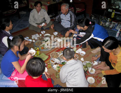 HAI DUONG, VIETNAM, Februar 07: Mahlzeit im neuen Im einer ländlichen Familie einer ländlichen Familie am Februar 07, 2013 in Hai Duong, Vietnam. Mahlzeiten das Neue Jahr mus Stockfoto