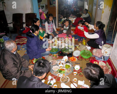 HAI DUONG, VIETNAM, Februar 07: Mahlzeit im neuen Im einer ländlichen Familie einer ländlichen Familie am Februar 07, 2013 in Hai Duong, Vietnam. Mahlzeiten das Neue Jahr mus Stockfoto