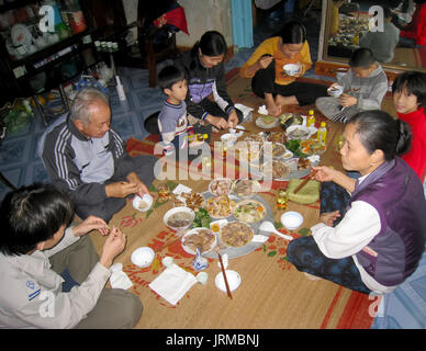 HAI DUONG, VIETNAM, Februar 07: Mahlzeit im neuen Im einer ländlichen Familie einer ländlichen Familie am Februar 07, 2013 in Hai Duong, Vietnam. Mahlzeiten das Neue Jahr mus Stockfoto