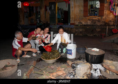 HAI DUONG, VIETNAM, Februar 07.: Eine ländliche Familie Die traditionelle Reis Kuchen am Neujahrstag, am Februar 07, 2013 in Hai Duong, Vietnam. Jede neue Stockfoto