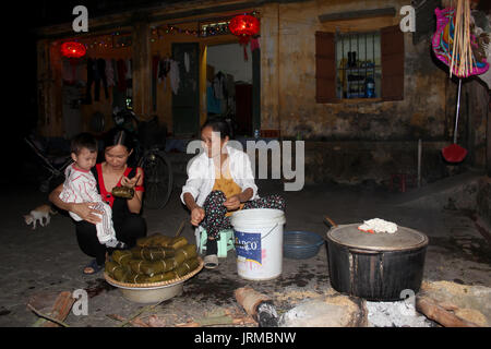 HAI DUONG, VIETNAM, Februar 07.: Eine ländliche Familie Die traditionelle Reis Kuchen am Neujahrstag, am Februar 07, 2013 in Hai Duong, Vietnam. Jede neue Stockfoto