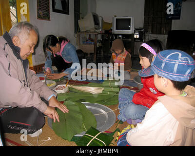 HAI DUONG, VIETNAM, Februar 07.: Eine ländliche Familie Die traditionelle Reis Kuchen am Neujahrstag, am Februar 07, 2013 in Hai Duong, Vietnam. Jede neue Stockfoto