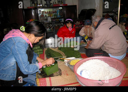 HAI DUONG, VIETNAM, Februar 07.: Eine ländliche Familie Die traditionelle Reis Kuchen am Neujahrstag, am Februar 07, 2013 in Hai Duong, Vietnam. Jede neue Stockfoto