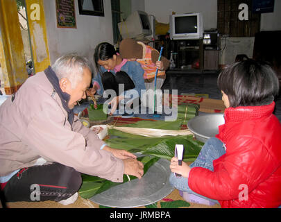 HAI DUONG, VIETNAM, Februar 07.: Eine ländliche Familie Die traditionelle Reis Kuchen am Neujahrstag, am Februar 07, 2013 in Hai Duong, Vietnam. Jede neue Stockfoto