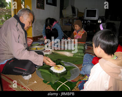 HAI DUONG, VIETNAM, Februar 07.: Eine ländliche Familie Die traditionelle Reis Kuchen am Neujahrstag, am Februar 07, 2013 in Hai Duong, Vietnam. Jede neue Stockfoto