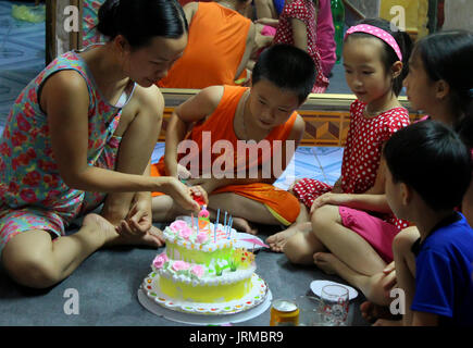 HAI DUONG, VIETNAM, Juni, 11: Geburtstag-Partei des asiatischen Jungen, 8 jährige am 11. Juni 2013 in Hai Duong, Vietnam. Stockfoto