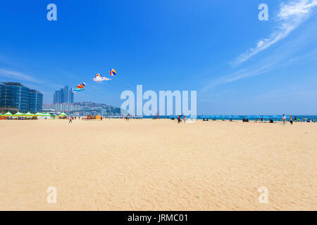 BUSAN, SÜDKOREA - 1. JUNI: Haeundae Beach einer der beliebtesten Strände von Busan am 1. Juni 2015 in Busan, Südkorea. Stockfoto