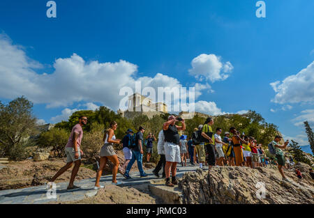 Eine Masse von Touristen an einem heißen Sommertag die Bilder auf dem Weg nach oben die Akropolis mit dem Parthenon Stockfoto