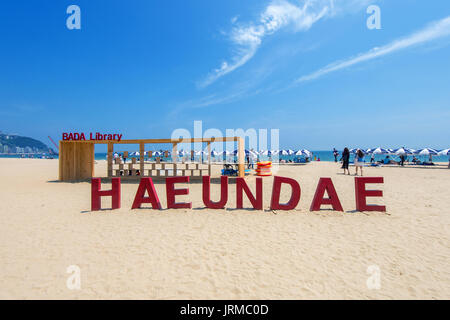 BUSAN, SÜDKOREA - 1. JUNI: Haeundae Beach einer der beliebtesten Strände von Busan am 1. Juni 2015 in Busan, Südkorea. Stockfoto