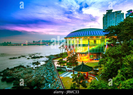 Dongbaek Insel mit Nurimaru APEC Haus und Gwangan bridge bei Sonnenuntergang in Busan, Südkorea Stockfoto