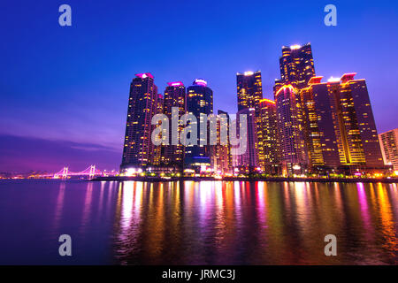 Stadtbild und Gwangan Brücke in Busan, Südkorea skyline Stockfoto