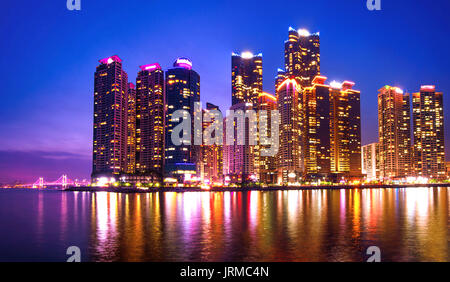 Stadtbild und Gwangan Brücke in Busan, Südkorea skyline Stockfoto