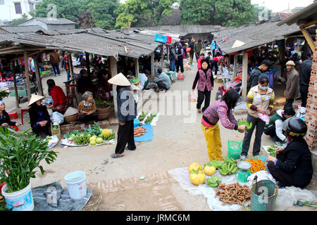 HAI DUONG, VIETNAM, APRIL, 10.: Asiatische Frauen verkaufen Obst auf dem Markt am April 10 in Hai Duong, Vietnam. Stockfoto