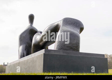 Chaises Abbildung, arch Bein ist ein 1969-70 Bronze Skulptur von Henry Moore, Yorkshire Sculpture Park, in der Nähe von Wakefield, Großbritannien Stockfoto