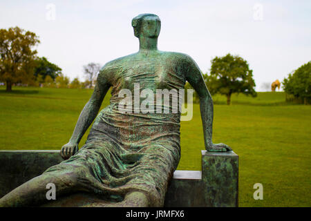 Yorkshire Sculpture Park. Die drapierte sitzende Frau, 1957-8, von Henry Moore. Stockfoto