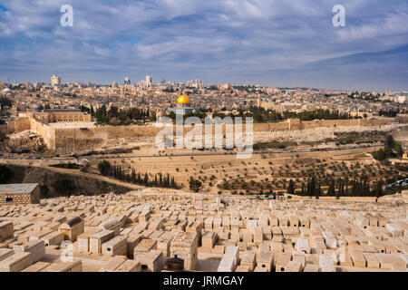 Blick auf Jerusalem und dem Tempelberg mit dem Felsendom und der Ölberg. Palästina Stockfoto