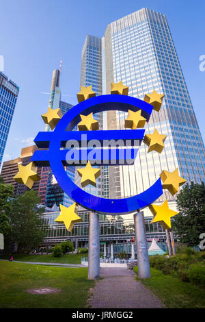 FRANKFURT, Deutschland - May 11, 2013: Euro Zeichen außerhalb der Europäischen Zentralbank. Die EZB ist der Bau neuer Räumlichkeiten in Frankfurt, in 2. Stockfoto