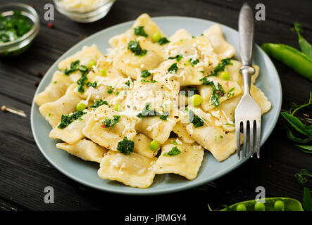 Ravioli mit Ricotta und junge grüne Erbsen Stockfoto