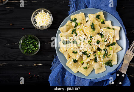 Ravioli mit Ricotta und jungen Erbsen. Flach. Ansicht von oben Stockfoto