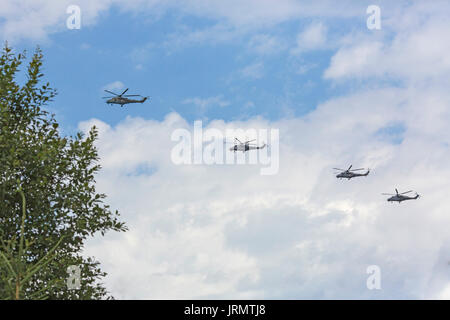 Kubinka, Russland, 05. August 2017 - Vier russische Kampfhubschrauber Mi-24 fliegen in den Himmel. Stockfoto