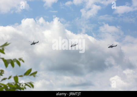 Kubinka, Russland, August 05, 2017 - Drei russischen Kampfhubschrauber Mi-24 fliegen in den Himmel. Stockfoto