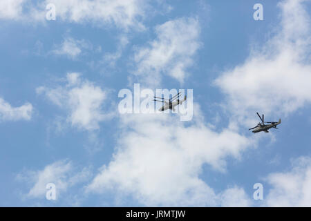 Kubinka, Russland, 05. August 2017 - Zwei russischen Kampfhubschrauber Ka-52 fliegen in den Himmel. Stockfoto