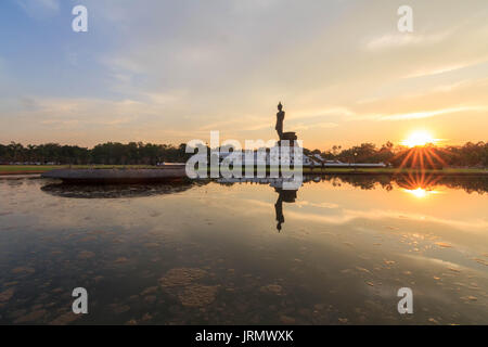 Phutthamonthon, NakhonPathom, Thailand - Juni 19, 2016: Big Buddha Statue im Park im Sonnenuntergang Stockfoto