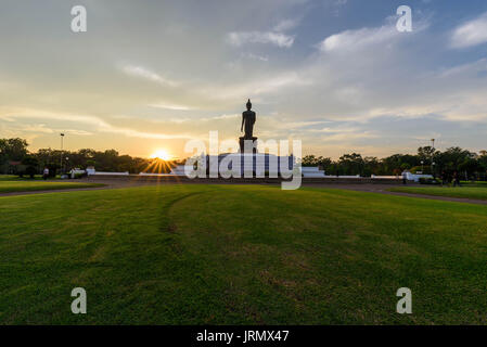 Phutthamonthon, NakhonPathom, Thailand - Juni 19, 2016: Big Buddha Statue im Park im Sonnenuntergang Stockfoto