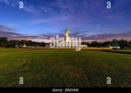 Phutthamonthon, NakhonPathom, Thailand - Juni 19, 2016: Big Buddha Statue im Park im Sonnenuntergang Stockfoto