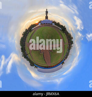 Phutthamonthon, NakhonPathom, Thailand - Juni 19, 2016: Big Buddha Statue im Park im Sonnenuntergang Stockfoto