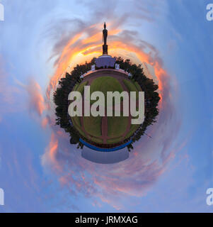 Phutthamonthon, NakhonPathom, Thailand - Juni 19, 2016: Big Buddha Statue im Park im Sonnenuntergang Stockfoto