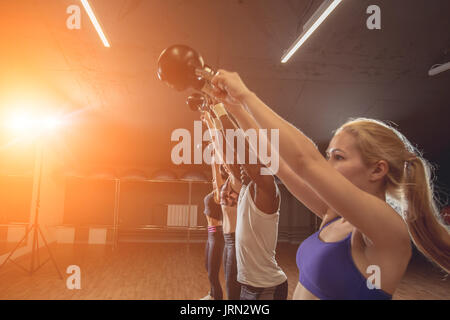 Gruppe in funktionelle Fitness Training mit kettlebell im Sport Fitnessraum Stockfoto