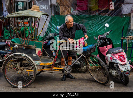 Zyklus Rikscha Fahrer mit dem Fahrrad in der Altstadt von Chiang Mai, Thailand. Stockfoto