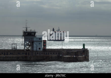 P&O Fähre in Dover HAFEN DURCH EIN HELLES WETTER - CONTROL TOWER EINGANG - DOVER ENGLAND © Frédéric BEAUMONT Stockfoto