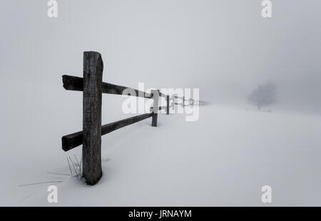 Die beigua Berg mit seinen 1200 Meter hohen ist wirklich ein magischer Ort, wo manchmal im Winter gibt es unglaubliche Situationen, in denen man glaubt, auf dem Meer zu sein Stockfoto