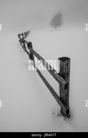 Die beigua Berg mit seinen 1200 Meter hohen ist wirklich ein magischer Ort, wo manchmal im Winter gibt es unglaubliche Situationen, in denen man glaubt, auf dem Meer zu sein Stockfoto