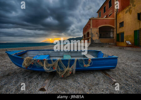 Alassio ist ein Blick in den Ligurischen Westen in der Nähe von Finale Ligure entfernt, mit seinen geometrischen arabeggiante Linien die buccaneer Dorf unverwechselbar ist Stockfoto