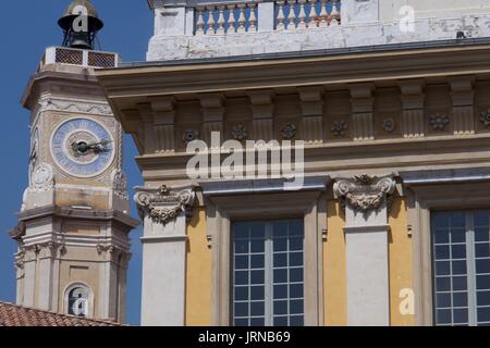 Architektonische Detail des Uhrturms und der großen Fassade, Nizza, Frankreich Stockfoto