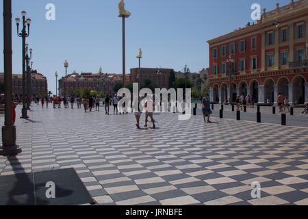 Touristen, die auf dem Massena Platz, Nizza, Frankreich spazieren Stockfoto