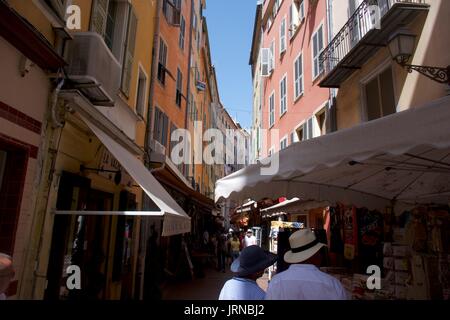 Touristenpaar Shopping in der Altstadt Straße, Nizza, Frankreich Stockfoto