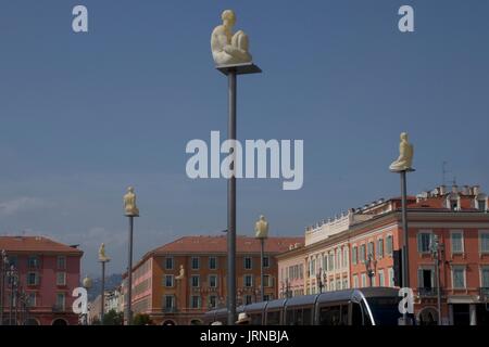 Weiß Skulpturen sitzen auf hohen Podesten oben Place Masséna, Nizza, Frankreich Stockfoto