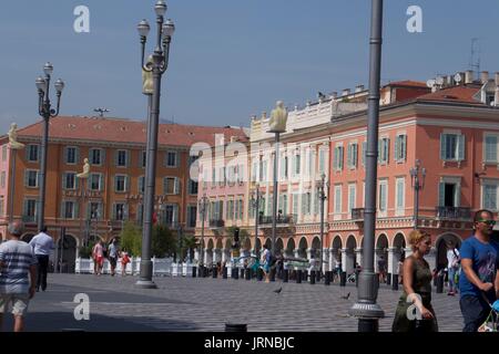 Touristen, die auf dem Massena Platz, Nizza, Frankreich spazieren Stockfoto