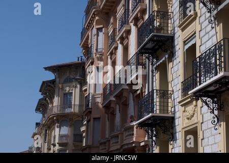 Blick auf Grand Gebäude mit schmiedeeisernen Balkonen, Nizza, Frankreich Stockfoto